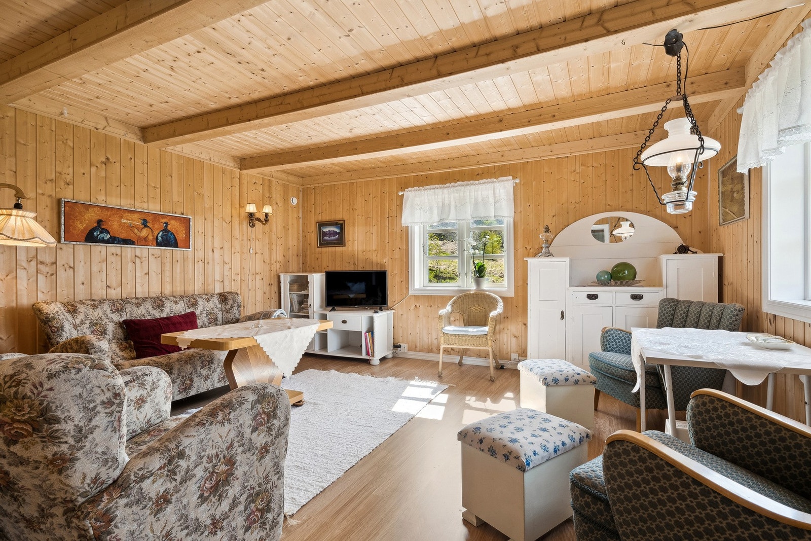 Fra kjøkkenet kommer man inn i stuen. Galleribilde