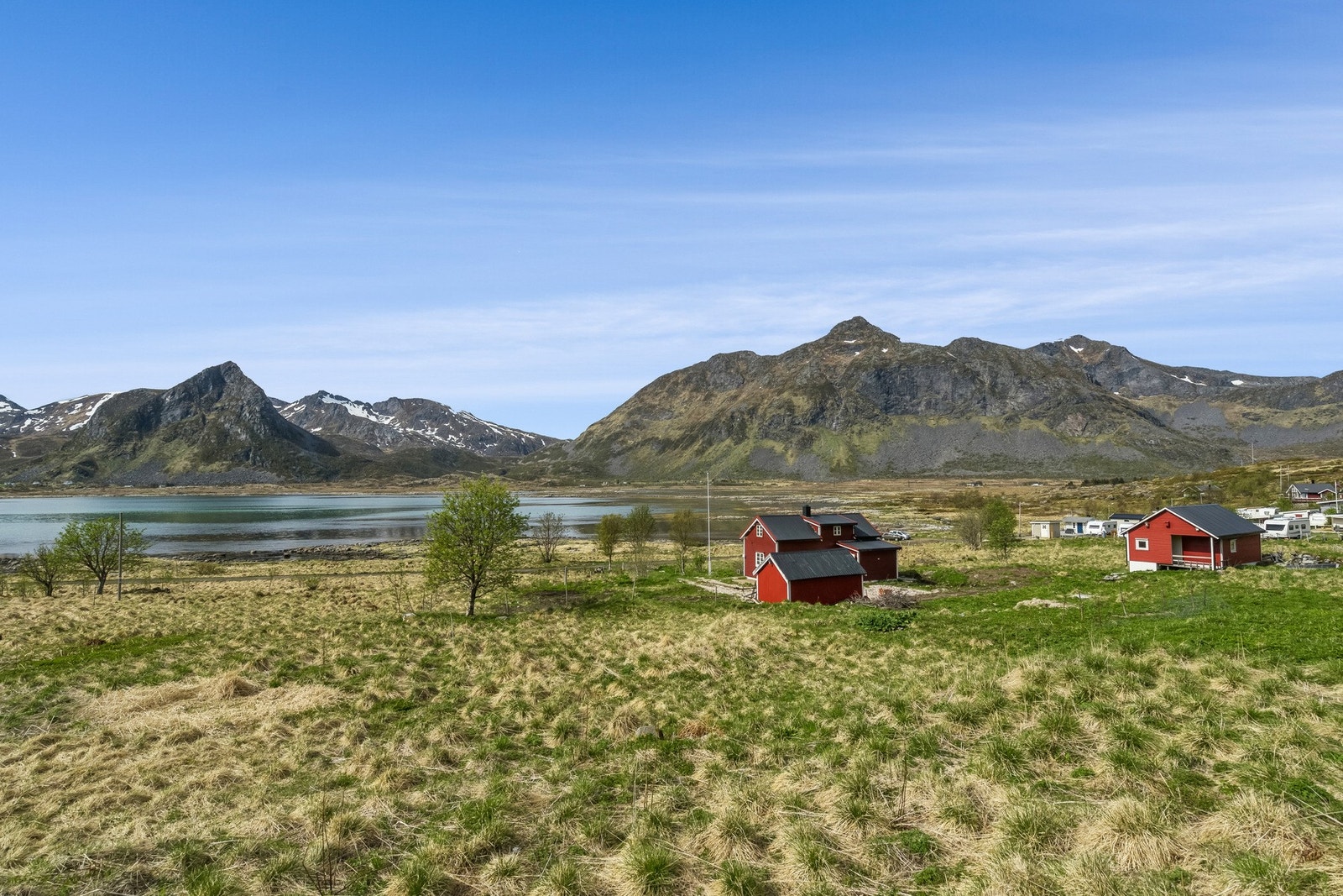 På eiendommen står det oppført en fritidsbolig, tidligere fjøs, sjå og et naust lengre bort for veien. Galleribilde