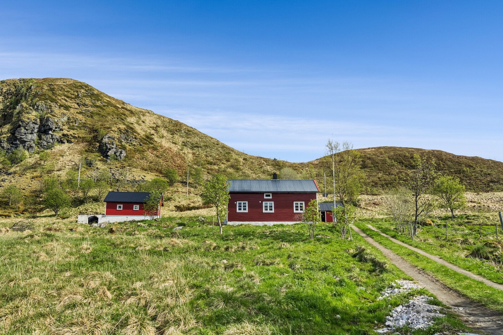 Her ser du eiendommen fra veien med enebolig, tidligere fjøs og uthus. Galleribilde