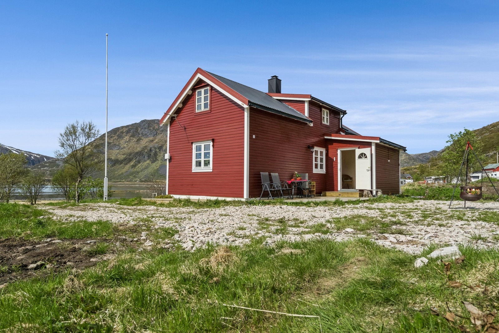 Blandingen av sjøutsikt og fjellene rundt gir en spesiell atmosfære. Her skinner også solen gjennom hele dagen om sommeren. Galleribilde