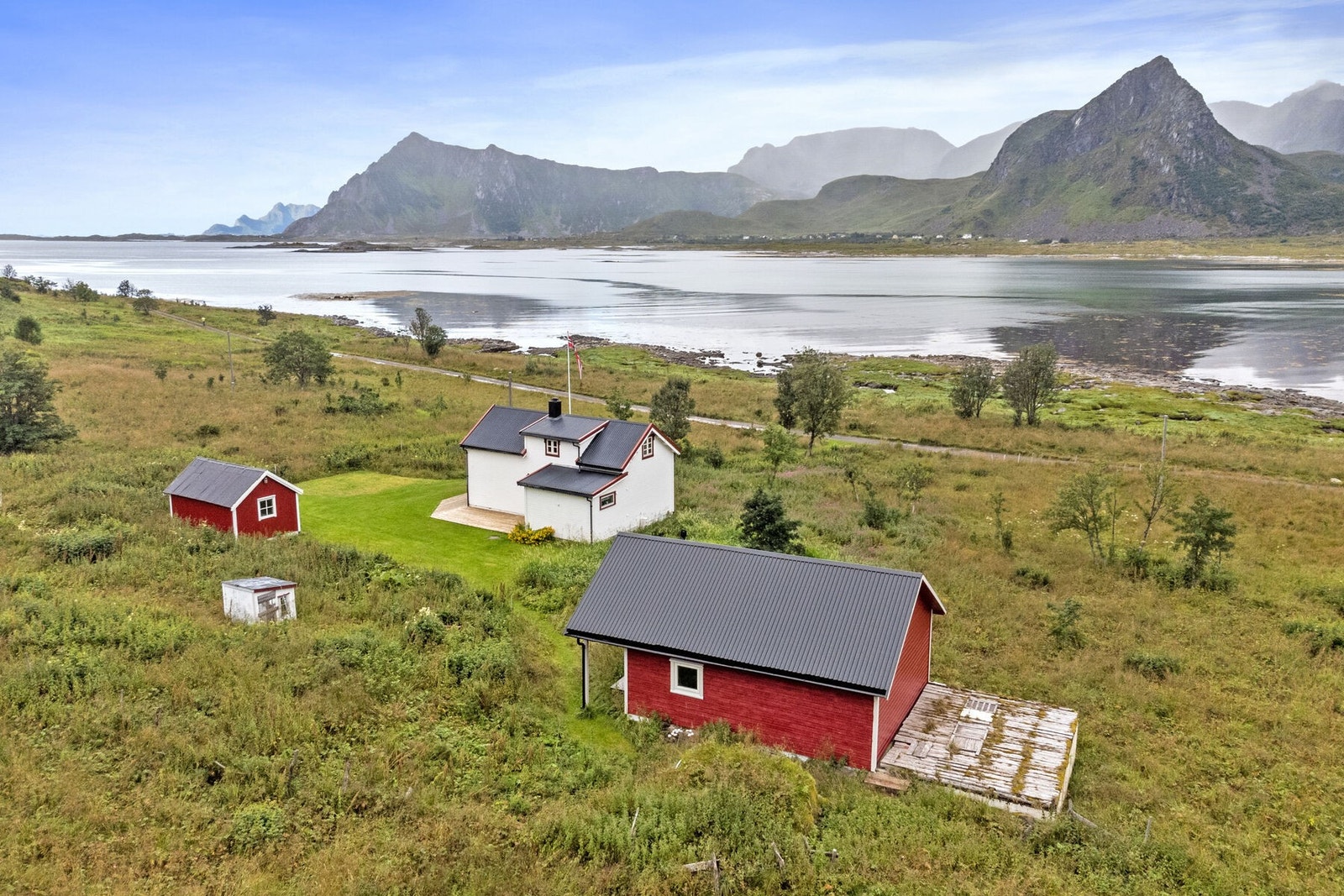 Velkommen til Malnes 110 - Presentert av EiendomsMegler 1 Leknes. Bilde tatt i 2023 - huset er nå malt rødt. Galleribilde