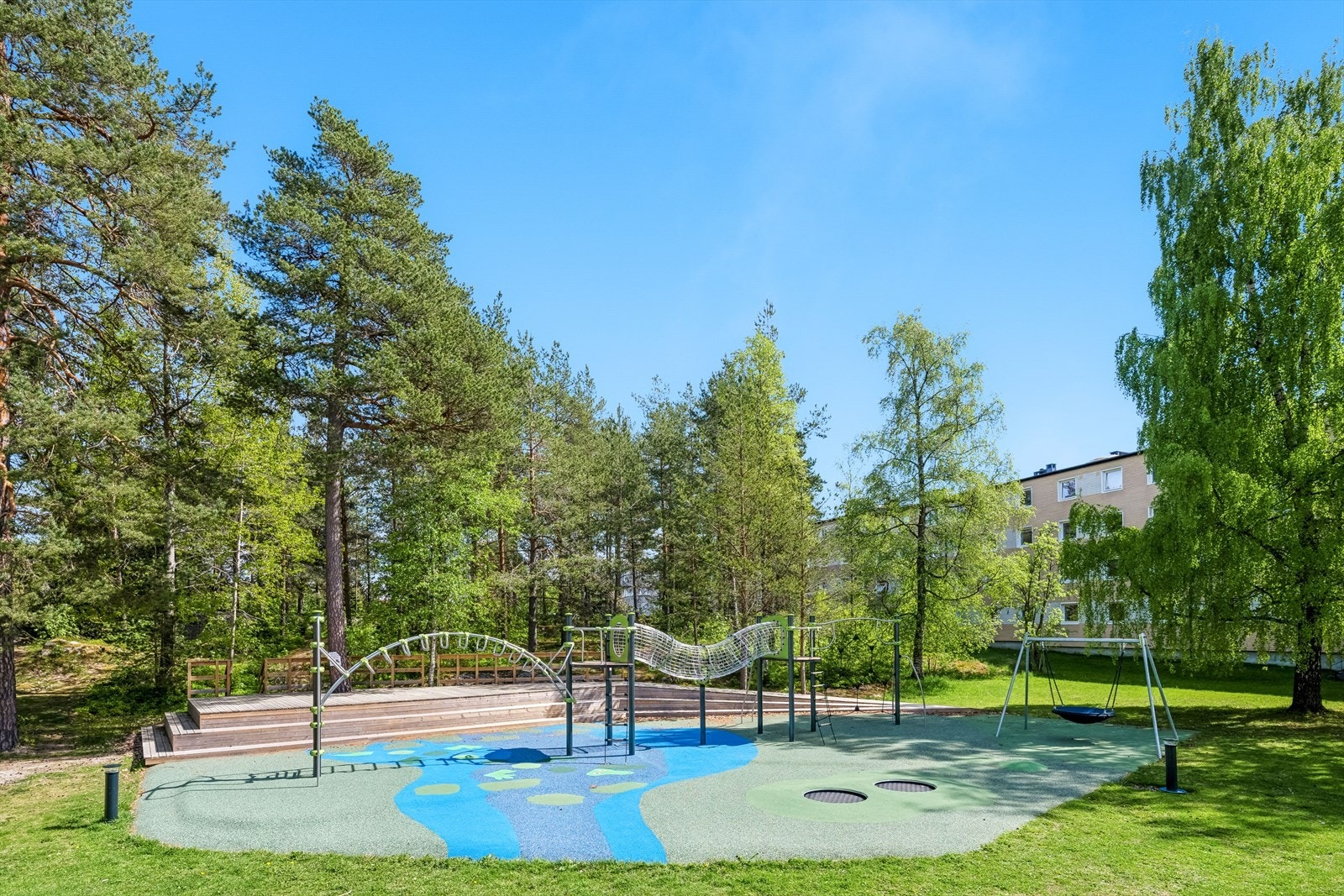 Pent opparbeidet lekeplass for de små samt sitteplasser for de voksne Galleribilde