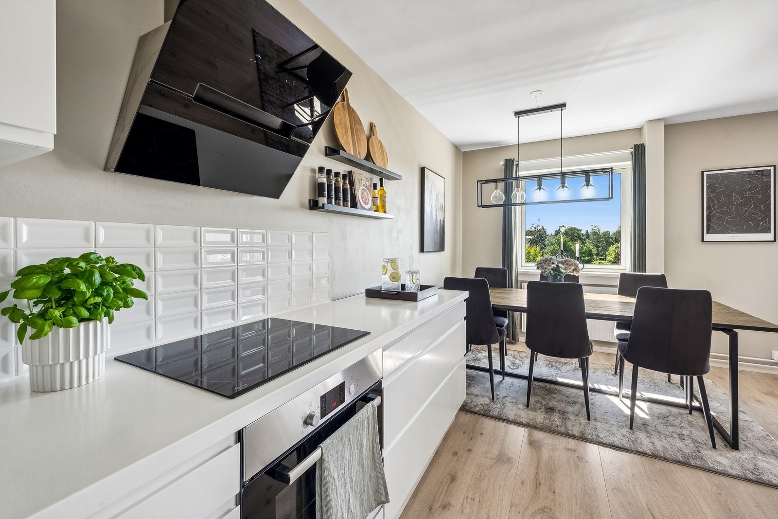 God plass til langbord i spisestuen, her er det tilrettelagt for et sosialt liv med familie og gode venner Galleribilde