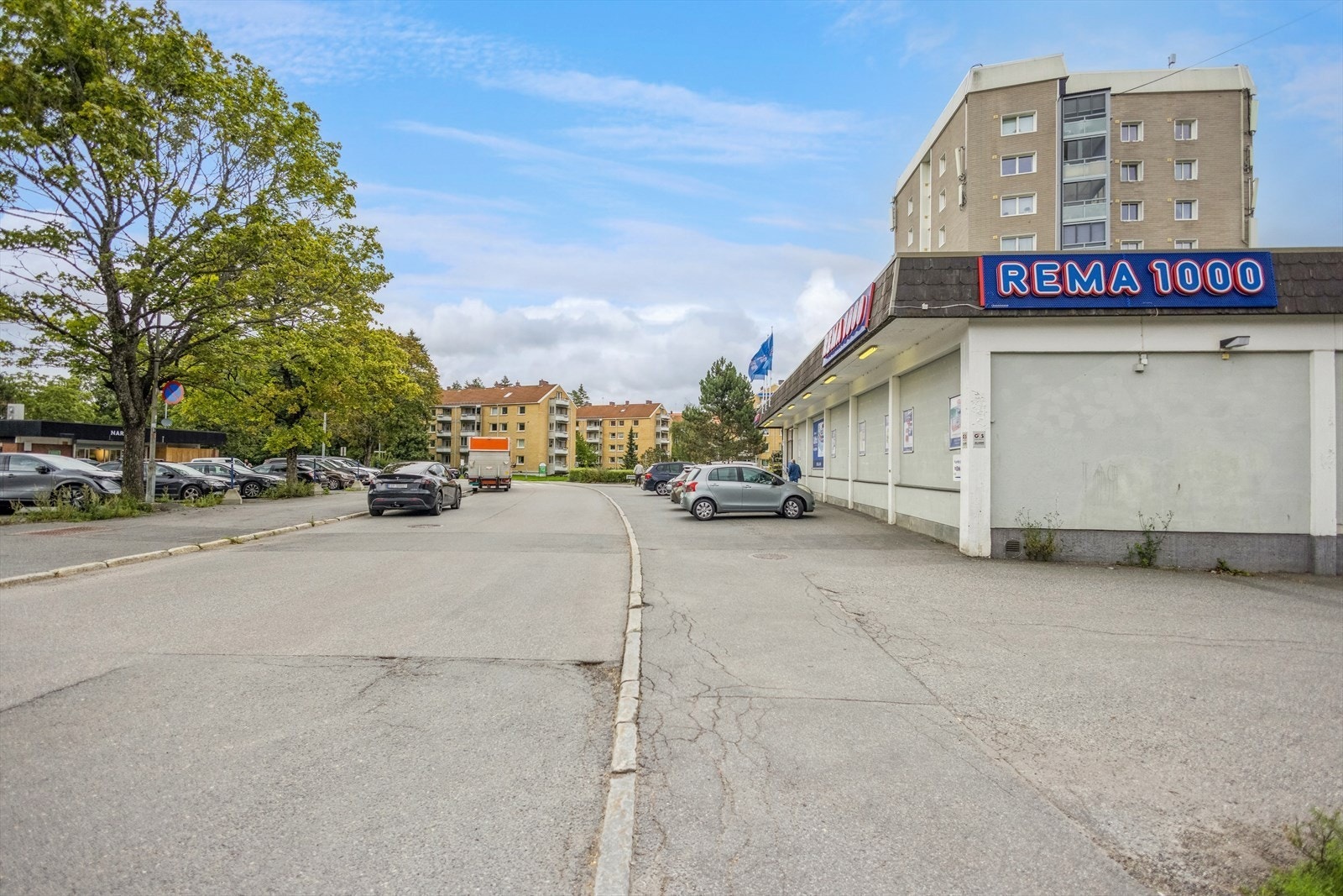 Umiddelbar nærhet til matbutikk og t-bane rett ovenfor Galleribilde