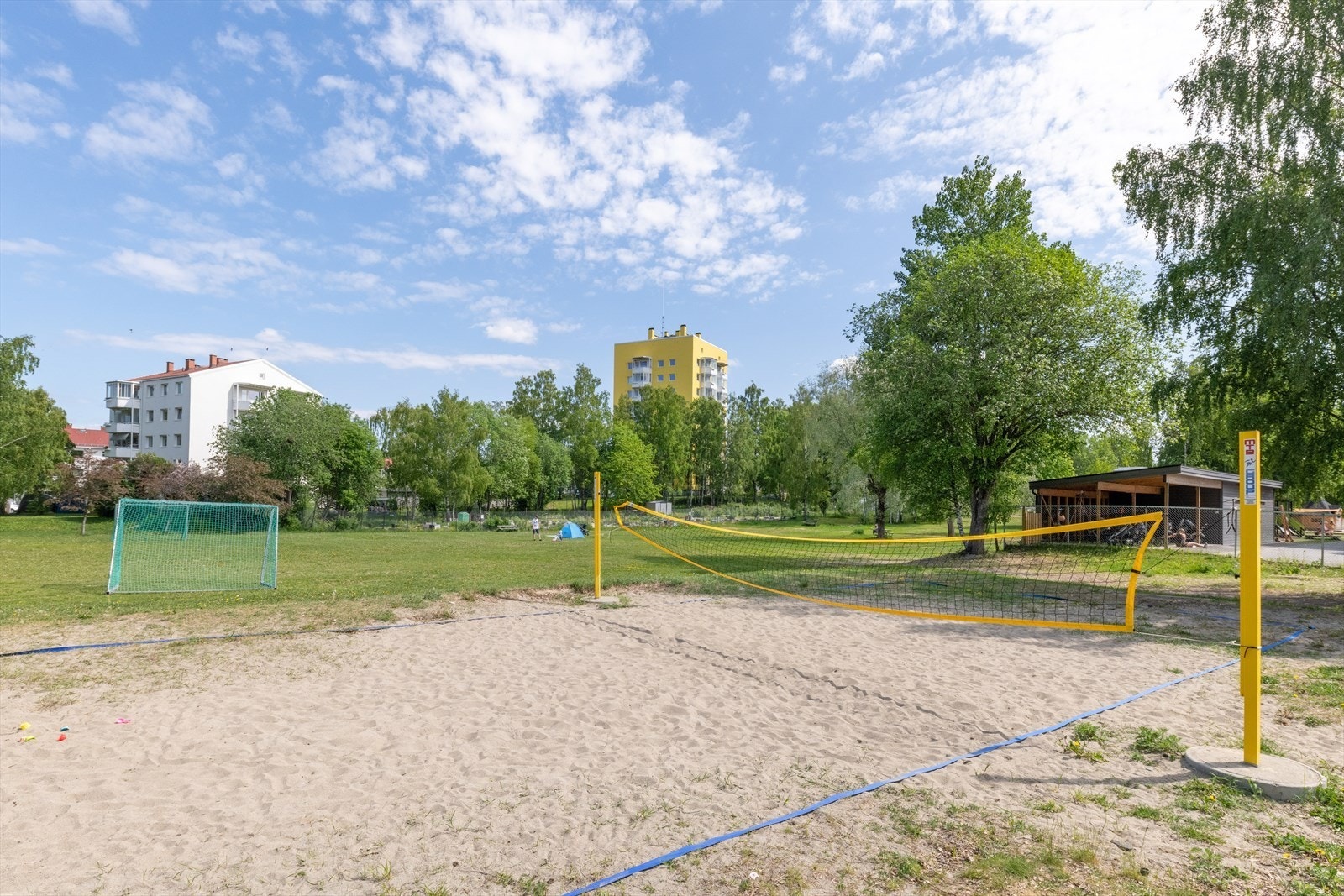 Kort vei til flere ulike aktivitetstilbud som fotballbane, løpebane og sandvolleyballbane Galleribilde