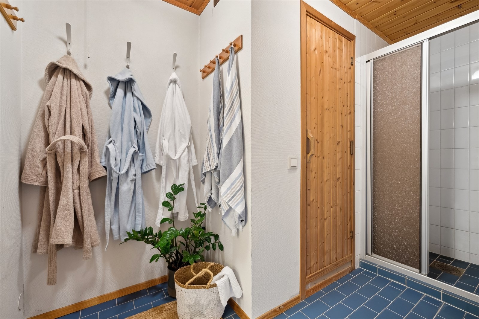 Baderom med inngang til badstu og separat toalettrom. Galleribilde