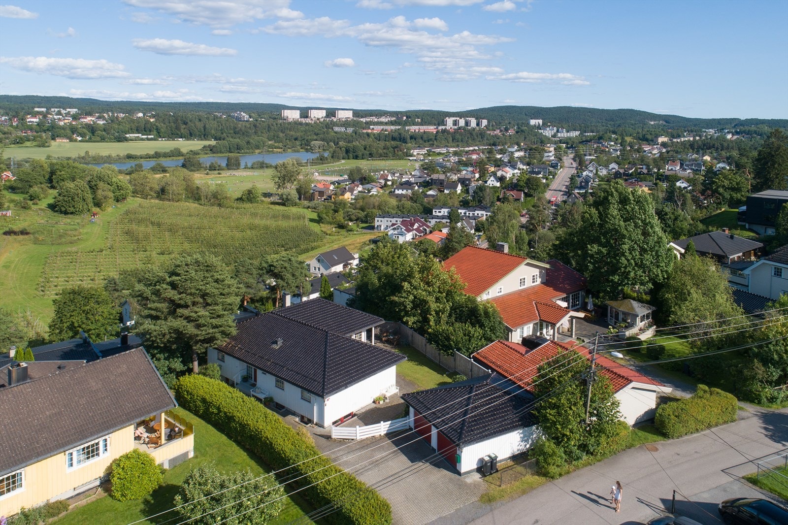 Høgdaveien 22C byr på idylliske uteplasser med sol fra morgen til kveld, hage og flott utsikt over Østensjøvannet fra terrassen. Galleribilde