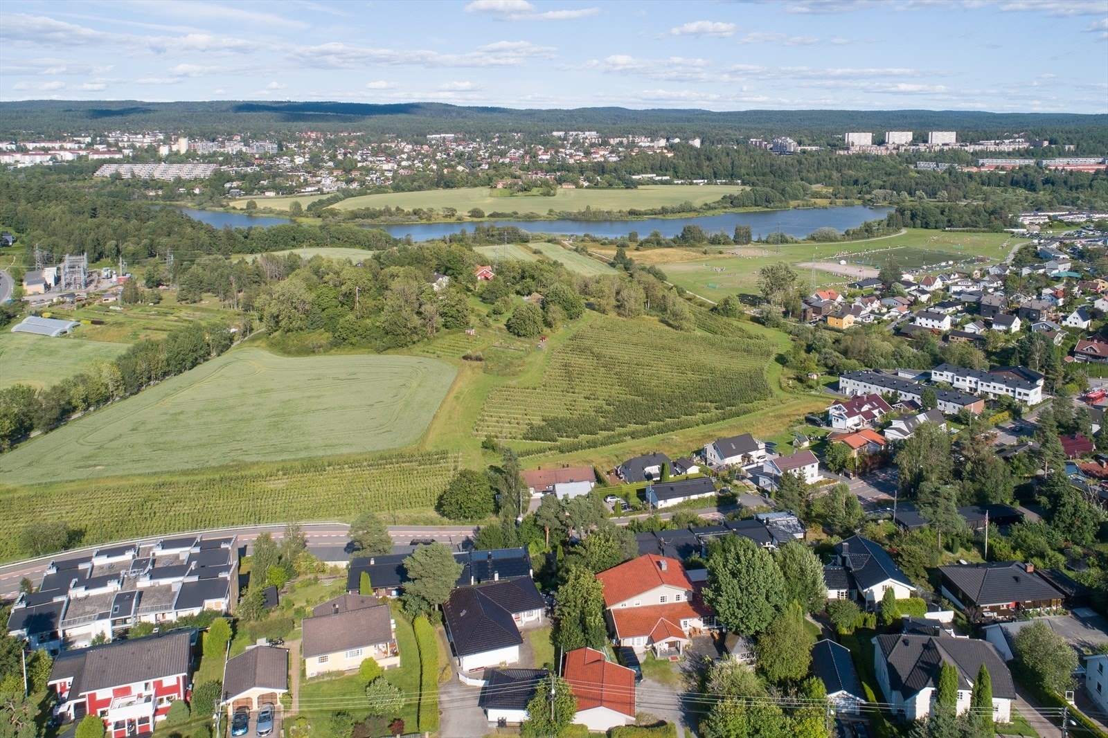 Abildsø er et veletablert boligområde med pen rekkehus og villabebyggelse, som føyer seg særdeles flott inn i de naturskjønne omgivelsene. Galleribilde