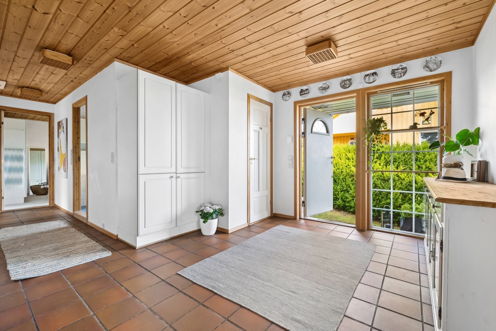 Velkommen inn! Fra gangen er det adkomst til de øvrige rommene i første etasje, samt trapp til boligens underetasje. Galleribilde
