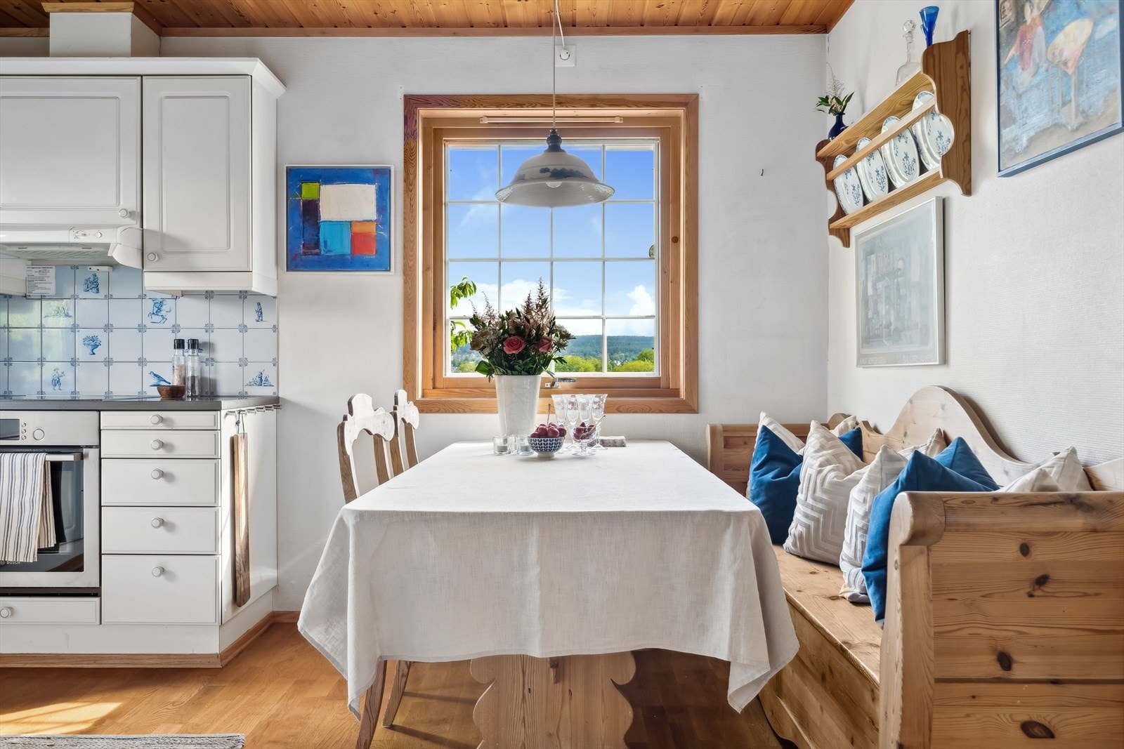 Flere vindusflater slipper inn godt med dagslys og sikrer hyggelig utsyn fra vinduer. Galleribilde