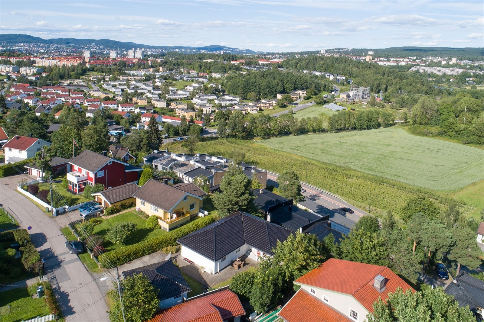 Gangavstand til offentlig kommunikasjon 70-bussen, 23- bussen og t-bane fra Ryen eller Brattlikollen. Galleribilde