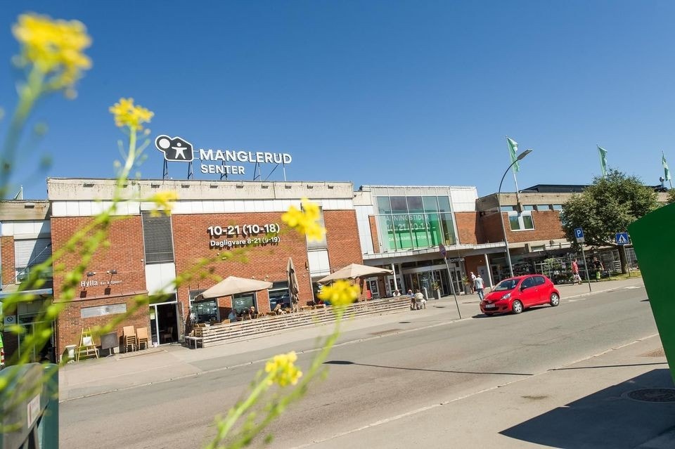 Gangavstand til Manglerud senter med godt utvalg av butikker, vinmonopol, frisør og spisesteder, samt Samson bakeri og treningssenter. Galleribilde