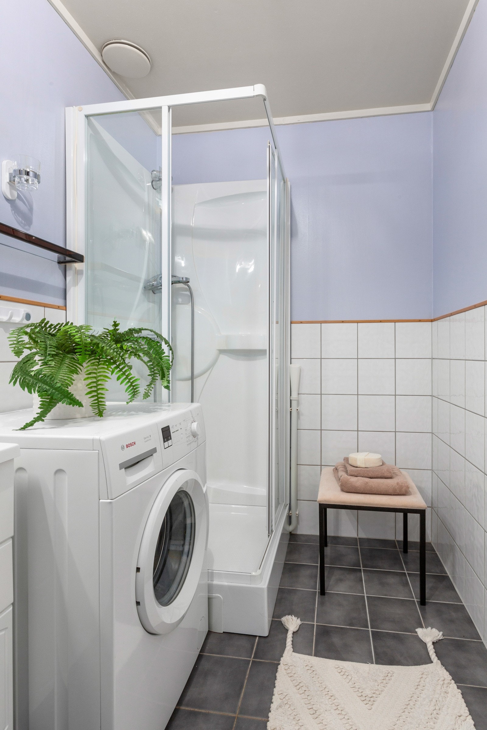Videre beveger vi oss inn på badet, som også fungerer som vaskerom. Galleribilde