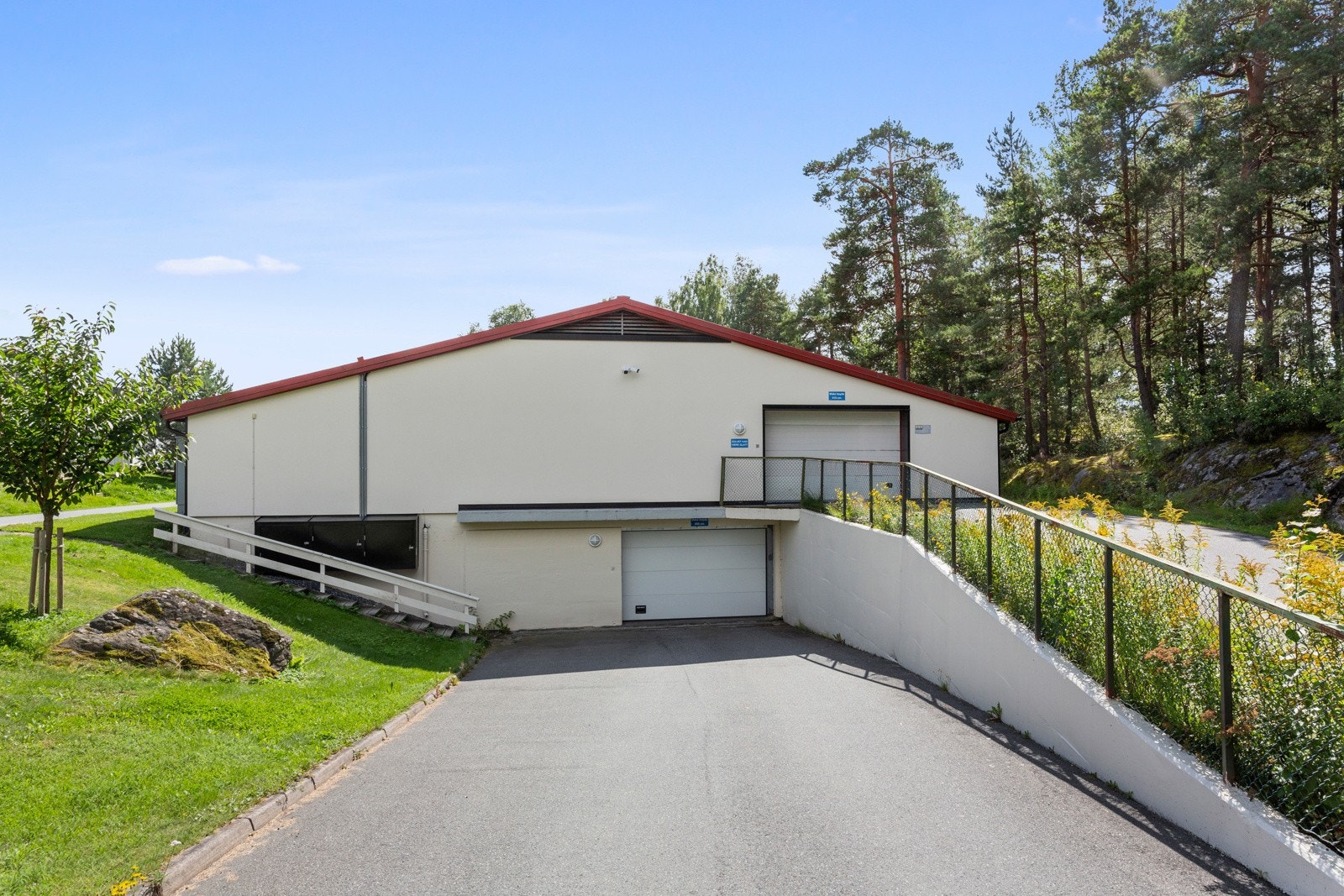 Det er kort vei til garasjeanlegget. Garasjeplass medfølger. Galleribilde