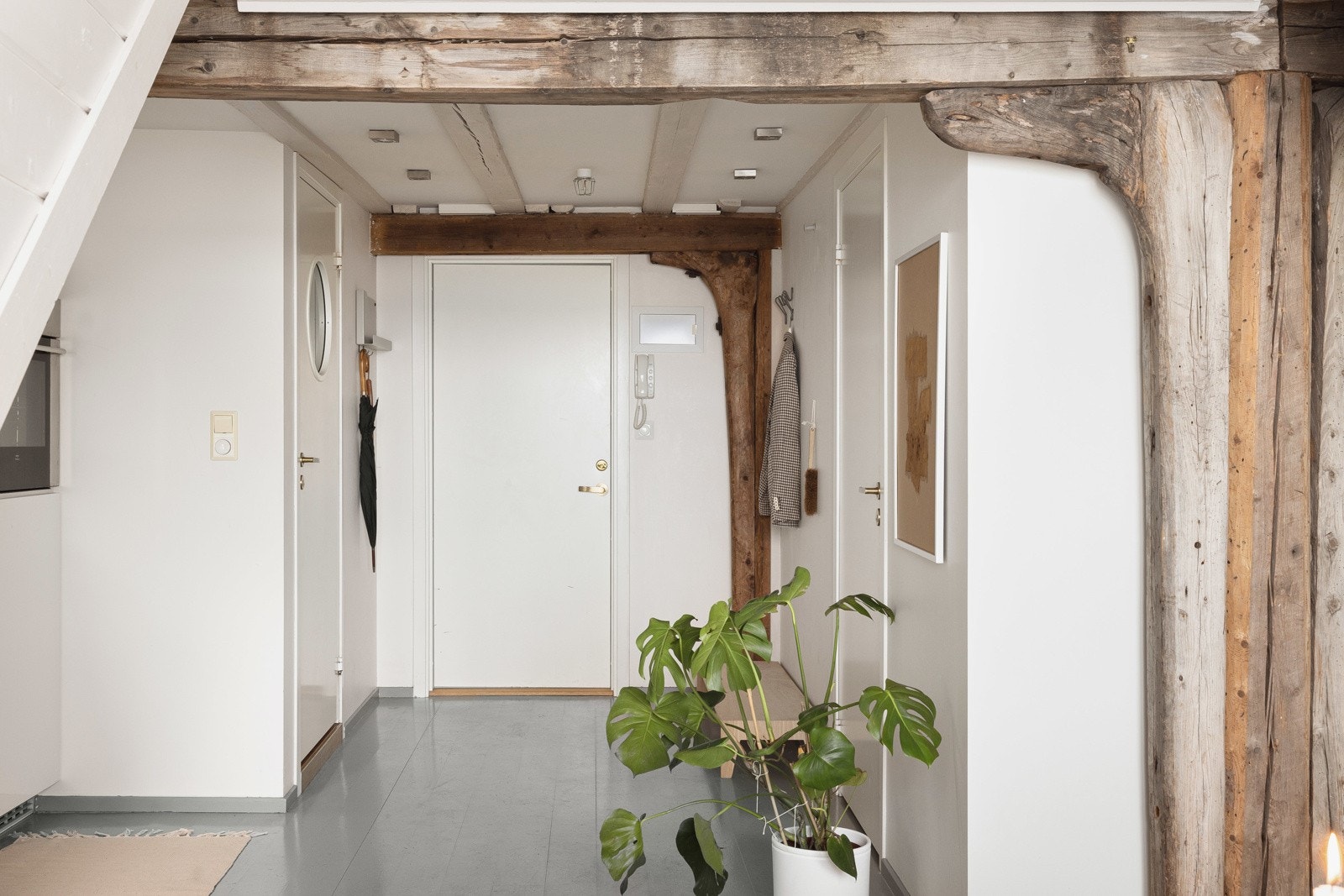 Det første du møter er entreen, med plass til å henge fra seg yttertøy og sko. Galleribilde