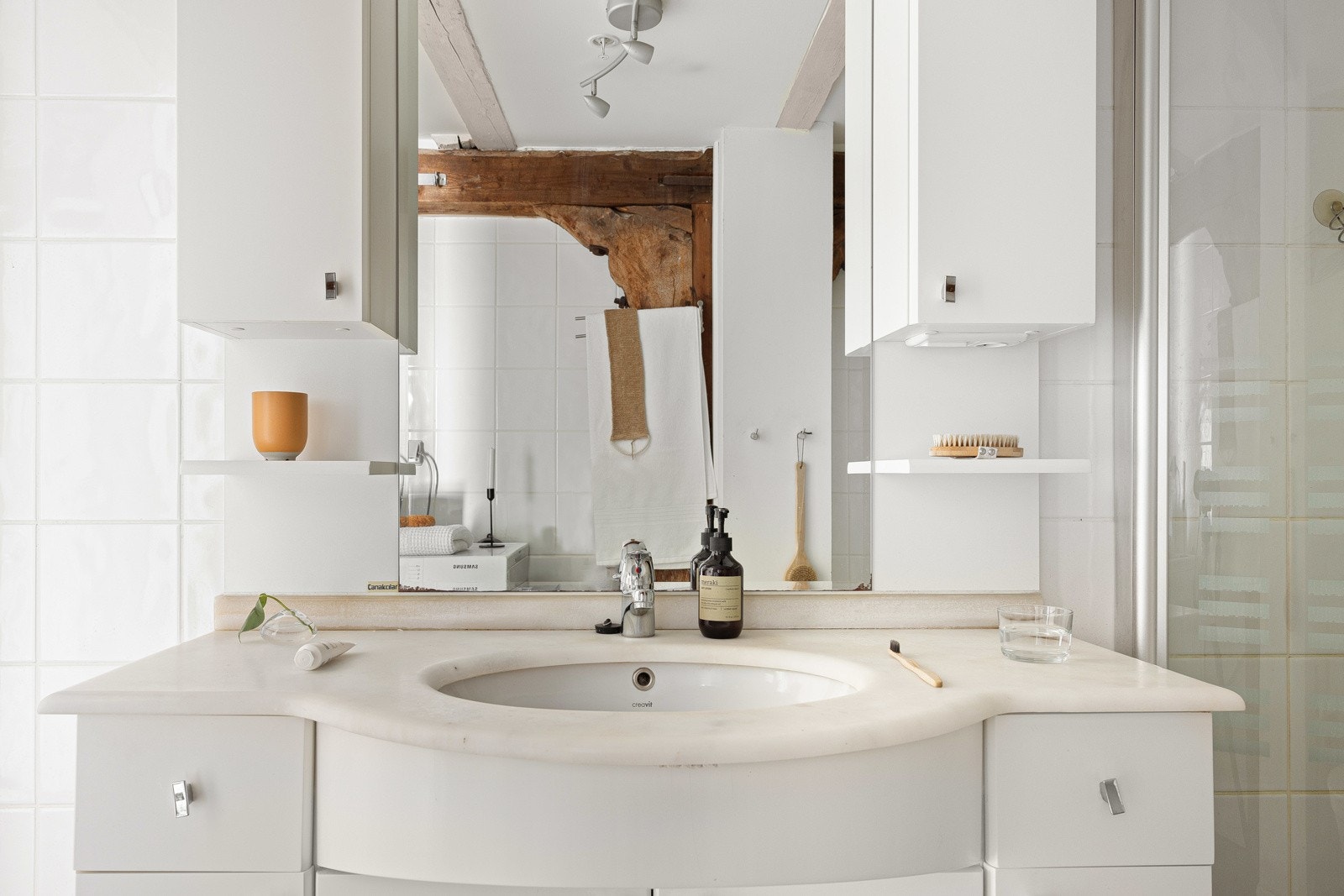 Badet er helfliset og har en slett malt himling. Galleribilde