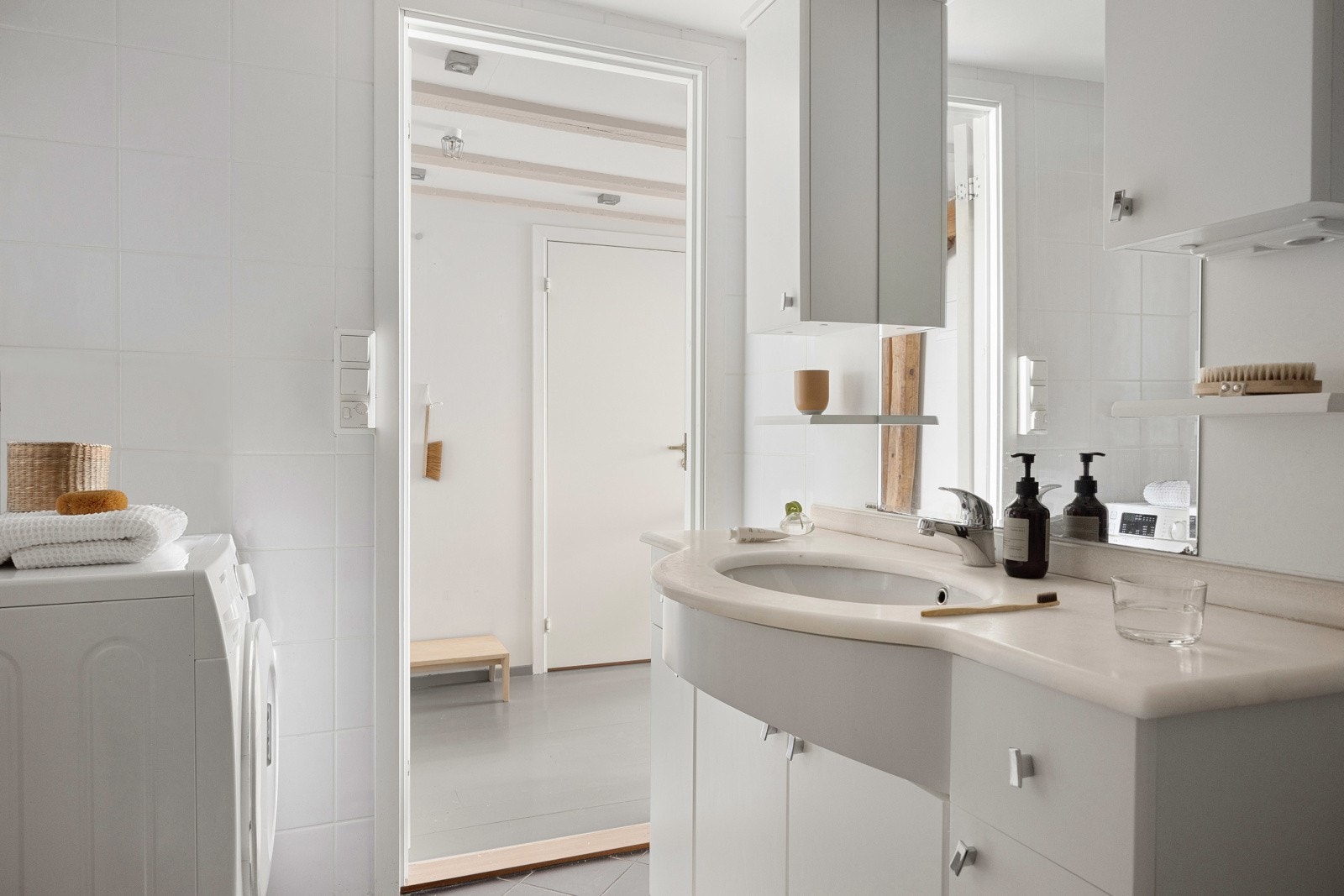 Badet er innredet med toalett, dusj med glassvegger og baderomsmøbler. Galleribilde