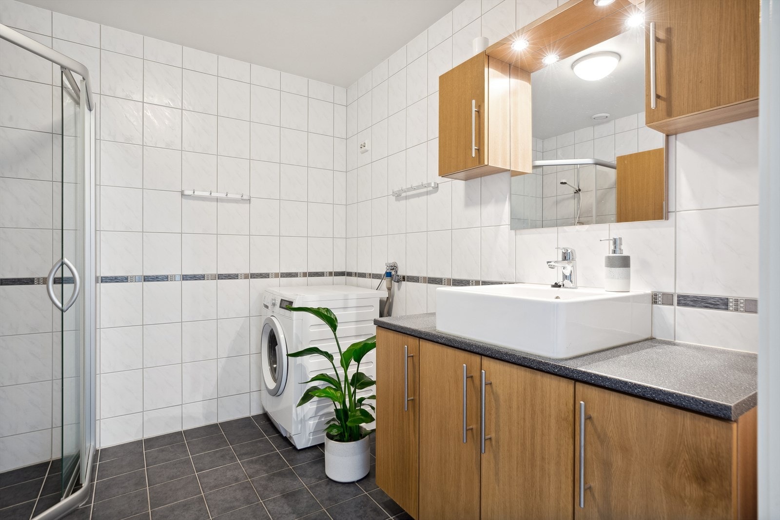 Badet er helfliset, utstyrt med gulvvarme og måler ca. 6,5 kvm. Galleribilde