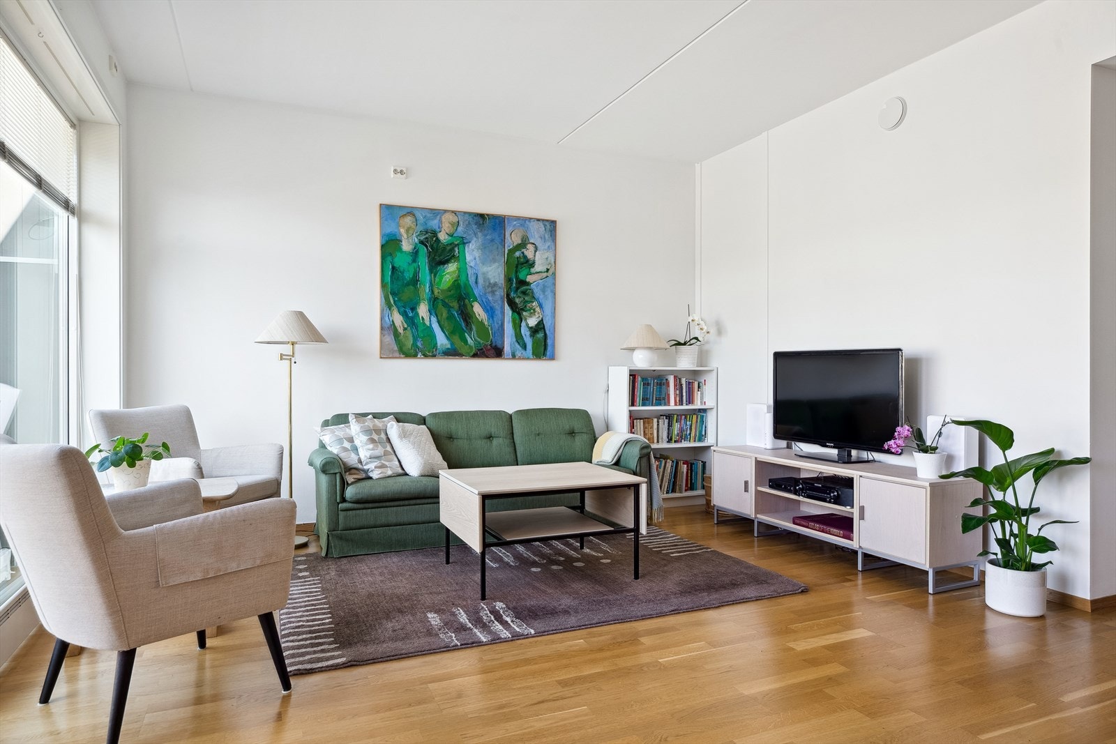 Det er god plass til sofagruppe, tv-/mediastasjon og en spisestue. Galleribilde