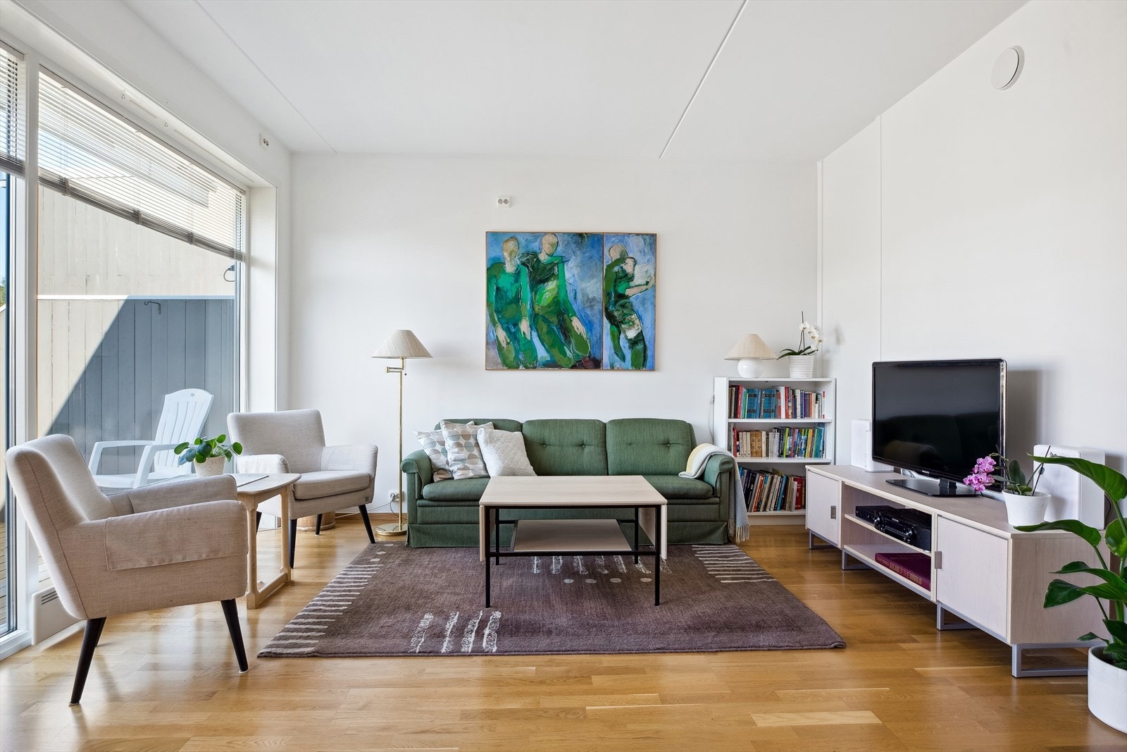 Det er lagt gyllen, trestavs parkett i alle oppholdsrommene. Galleribilde