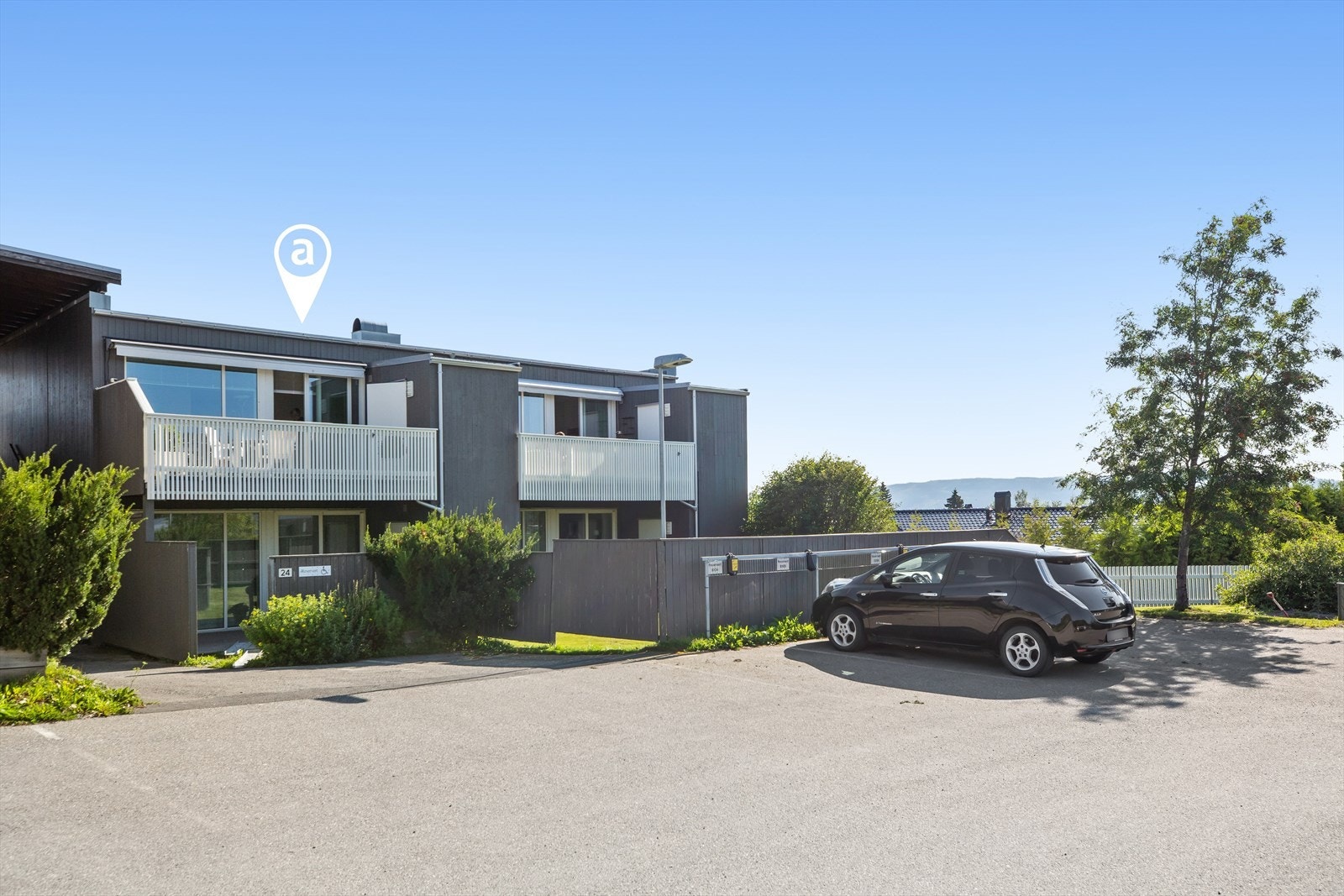 Bilen parkeres på egen, utvendig parkeringsplass. Galleribilde