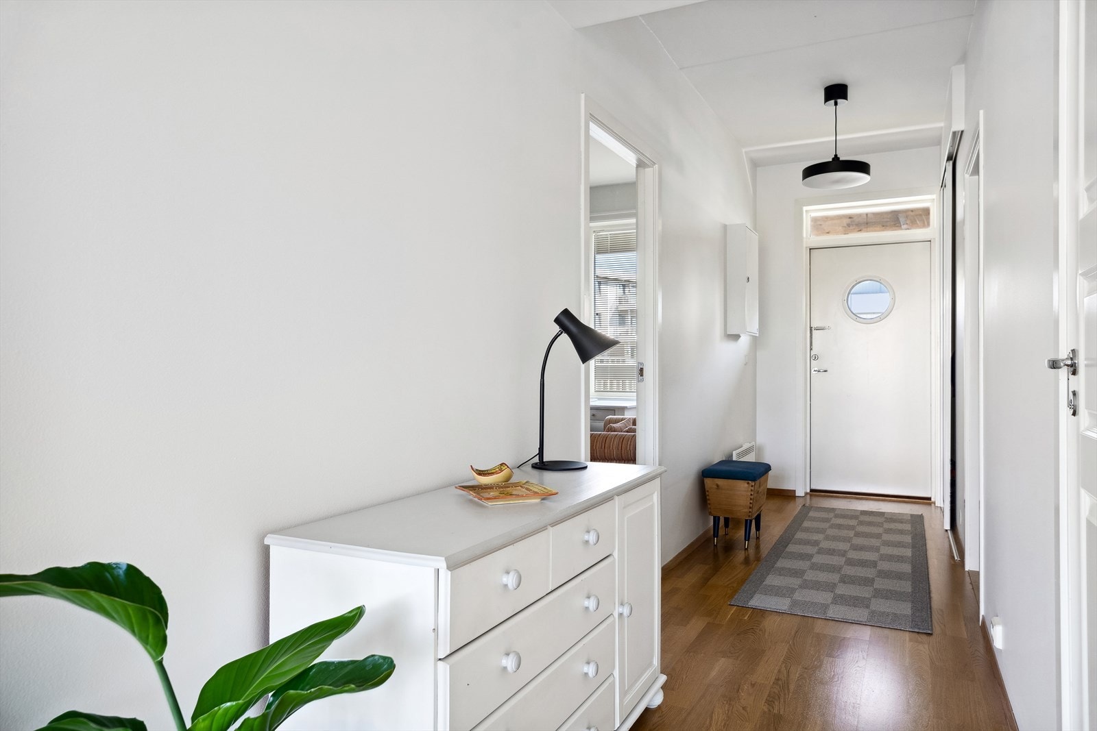 Yttertøy, sko og utstyr ryddes enkelt bort i en skyvedørsgarderobe med speilfront. Galleribilde