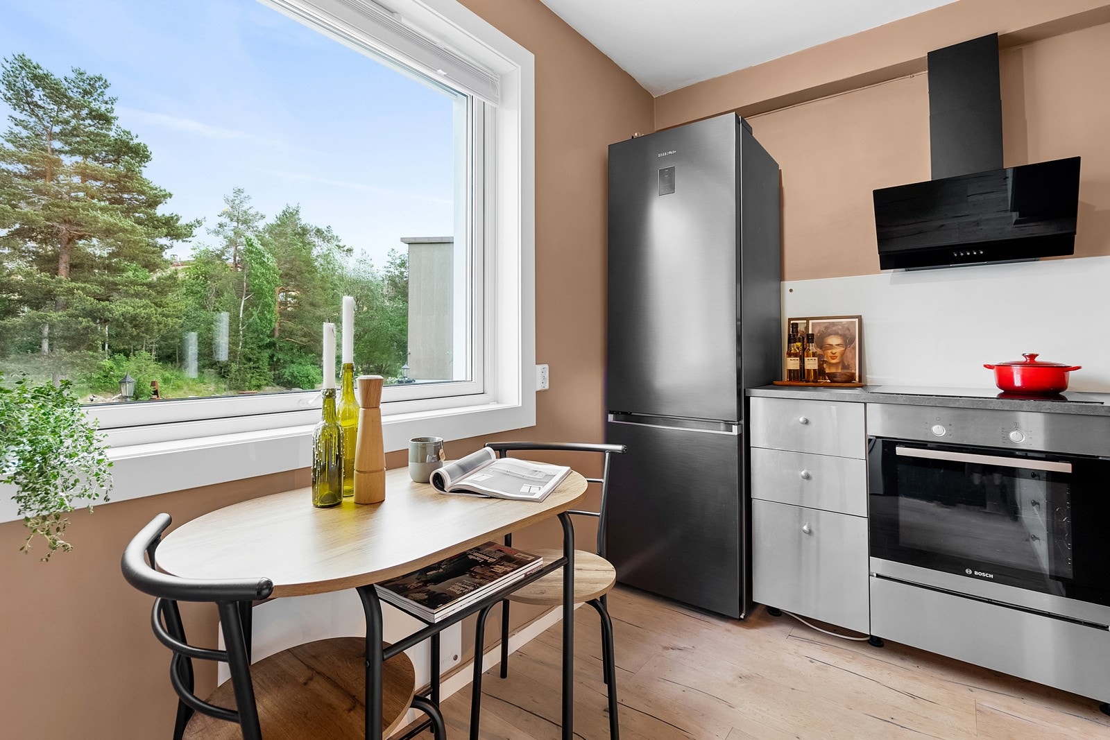 Ved vindu er det plass til frokostbord. Galleribilde