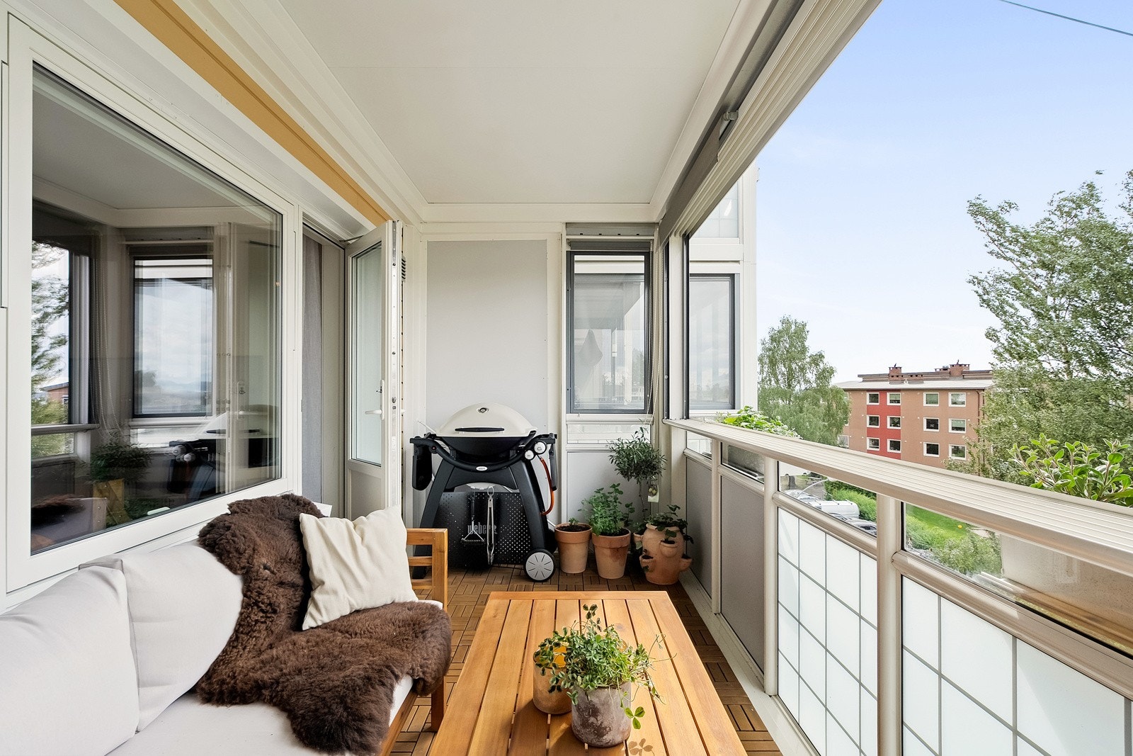 Det er god plass til utemøbler og grill, slik at sommerdagene kan nytes med komfort. Galleribilde