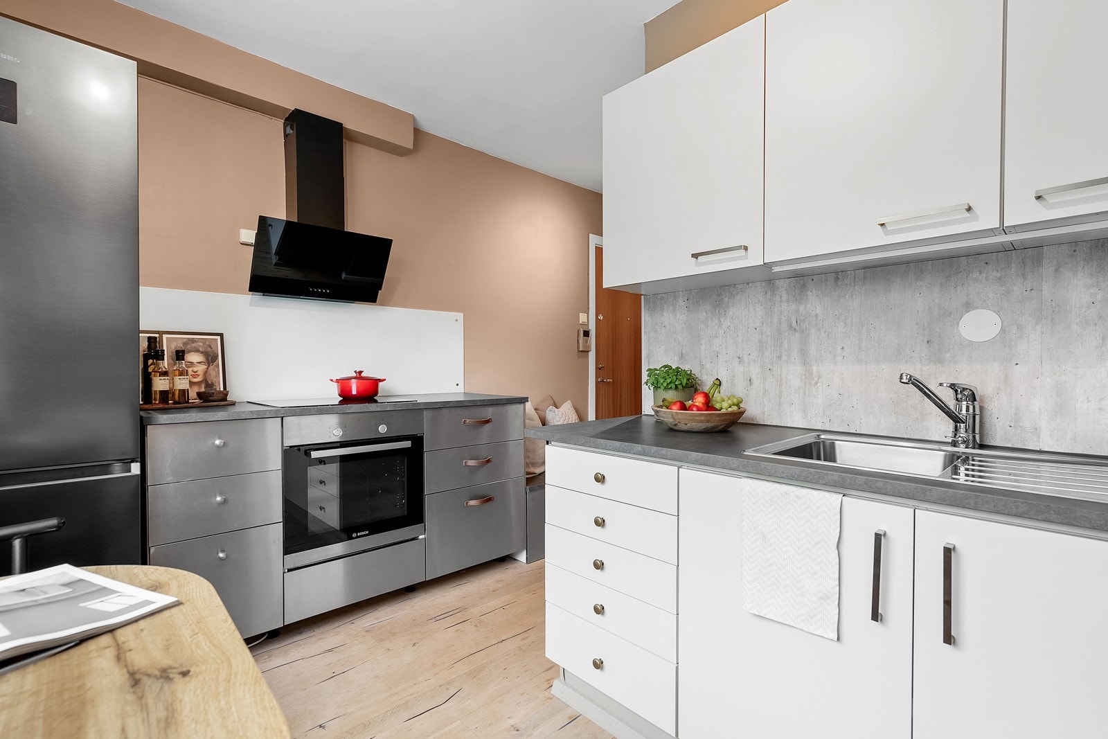 Det er rikelig med skap- og benkeplass på kjøkkenet - her kan flere bli med på matlagingen. Galleribilde