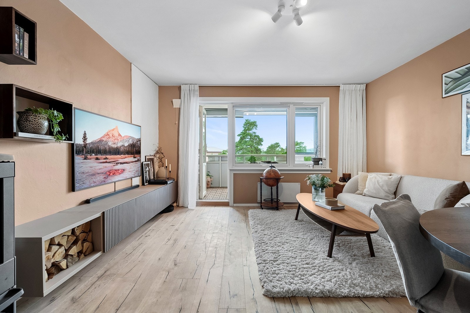 I stuen er det god plass til både sofa- og spisegruppe. Galleribilde