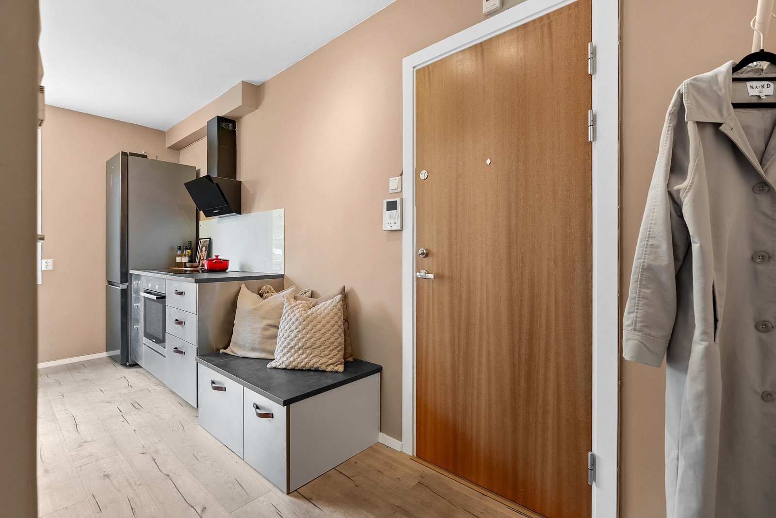 I 2017 ble innredningen supplert med en Ikea-modul langs endeveggen mot entreen. Galleribilde