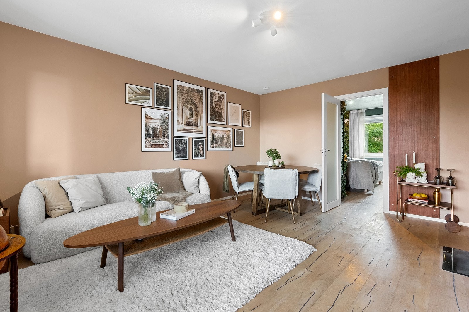 Veggene er malt i en trendy, lys terrakottatone. Galleribilde