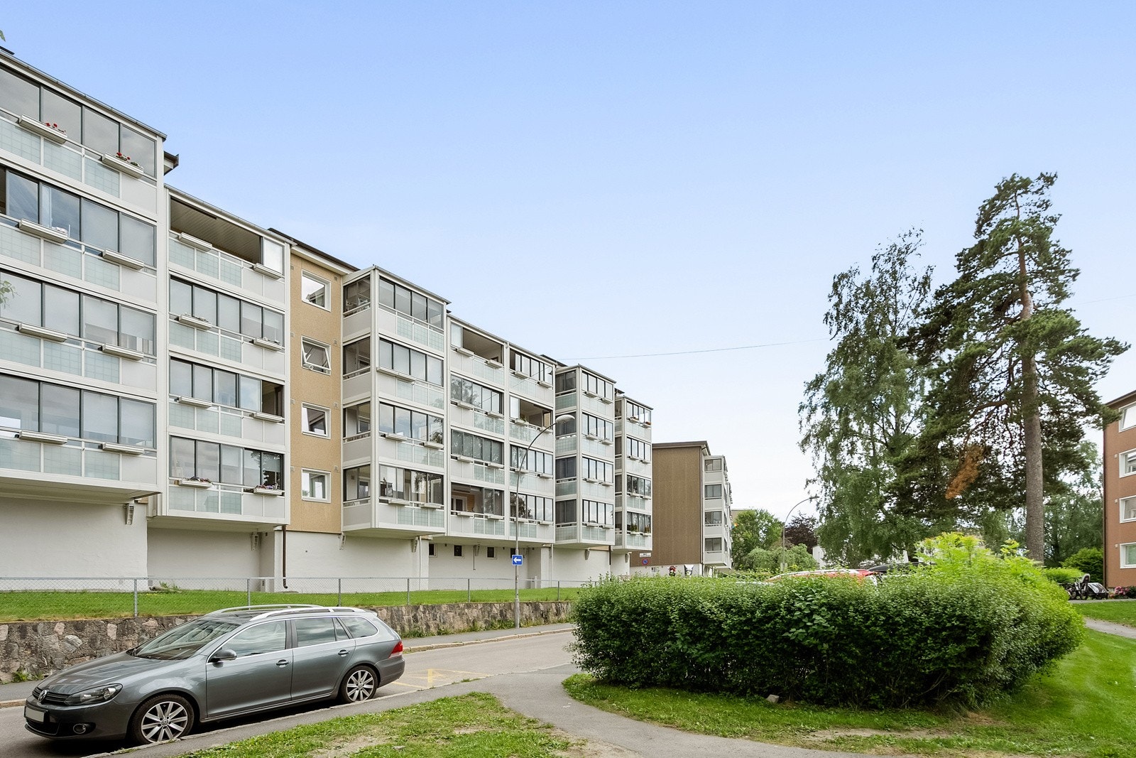 Borettslaget har 148 parkeringsplasser og 73 garasjeplasser som leies ut etter venteliste. Galleribilde
