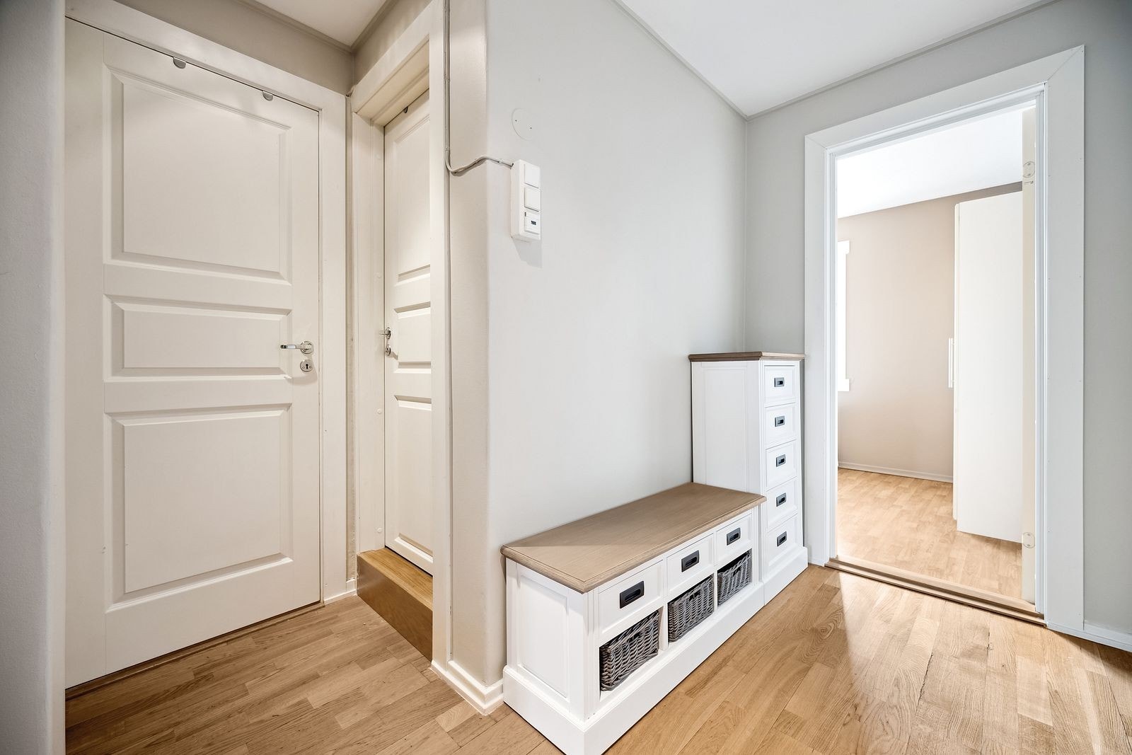 Entre med god plass til oppbevaring Galleribilde