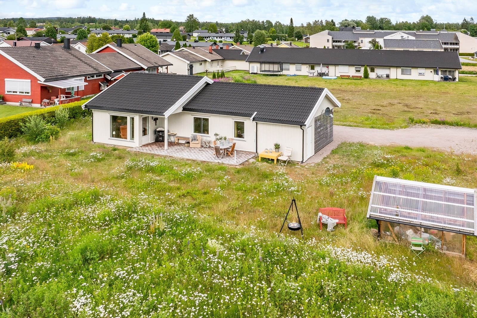En solrik og hyggelig eiendom med usjenert beliggenhet like ved Glomma. Galleribilde
