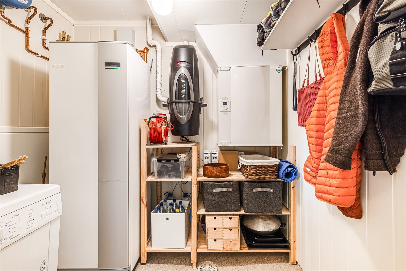 Fra entréen har du adkomst til en praktisk bod/teknisk rom oppbevaringsplass. Galleribilde