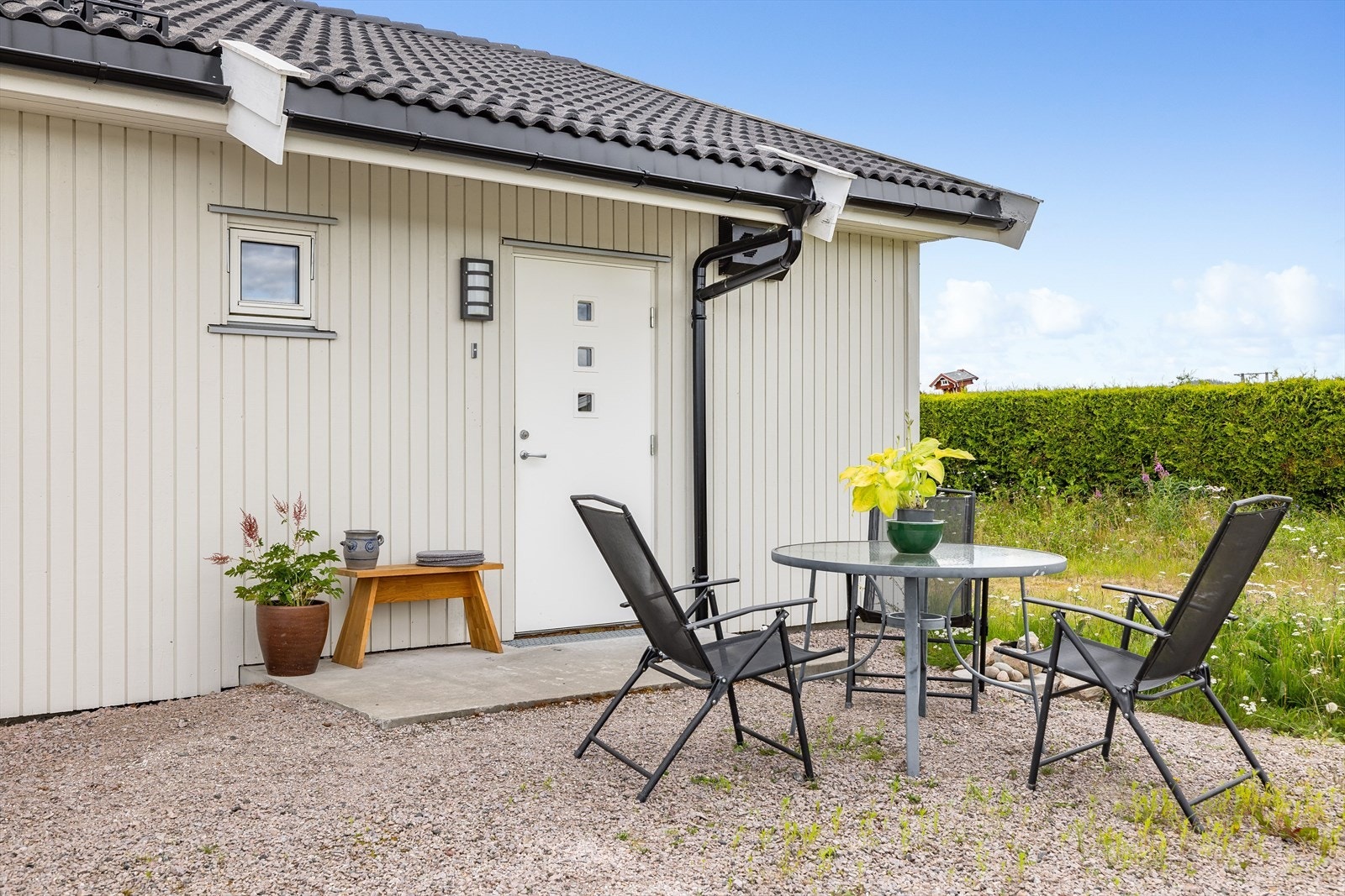 Du ønskes velkommen inn via et hyggelig overbygget inngangsparti med en støpt platting ca. 4m². Galleribilde