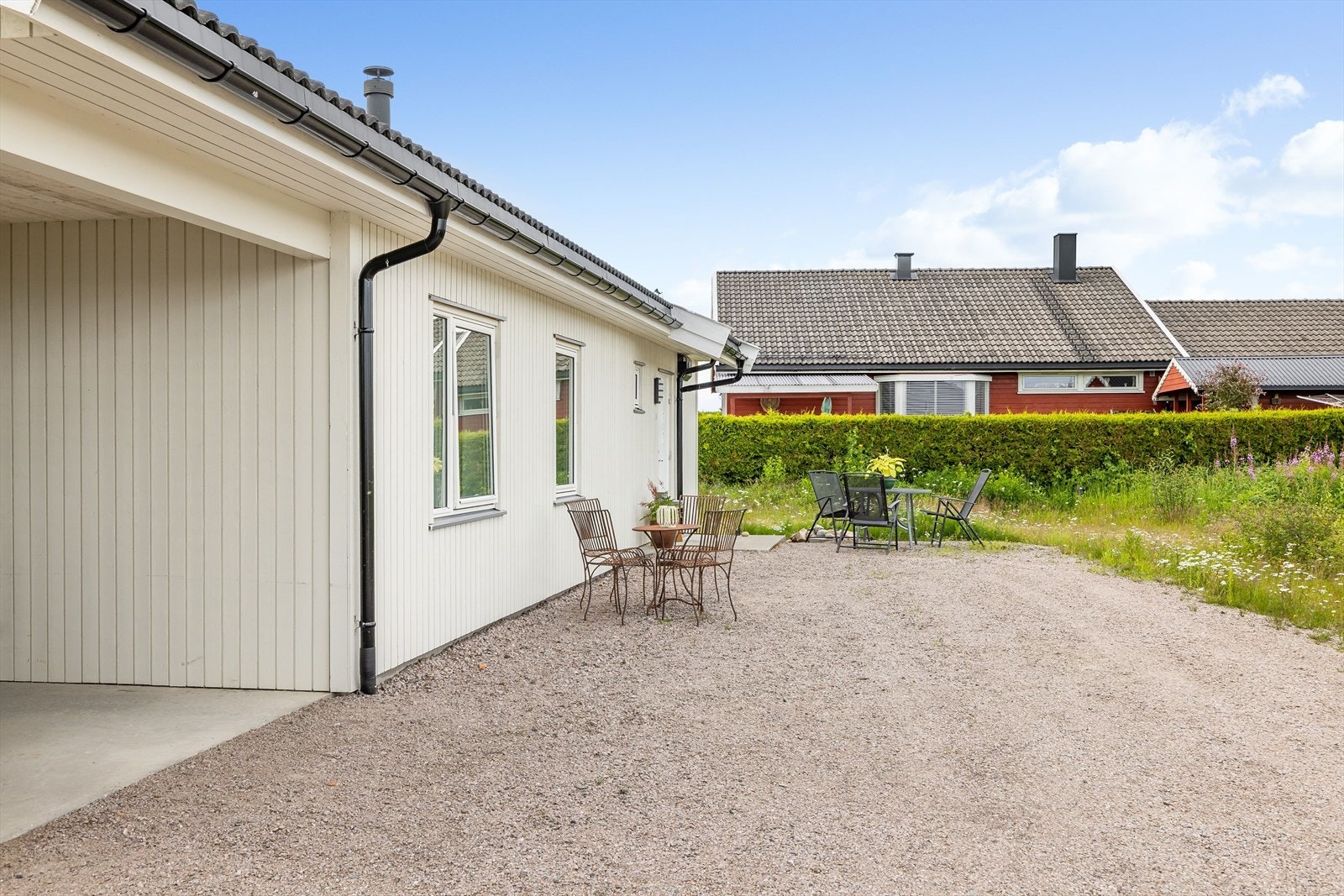 Eiertomt på ca. 1 058,5m². Tomten er opparbeidet med gruset innkjøring og parkering. Galleribilde