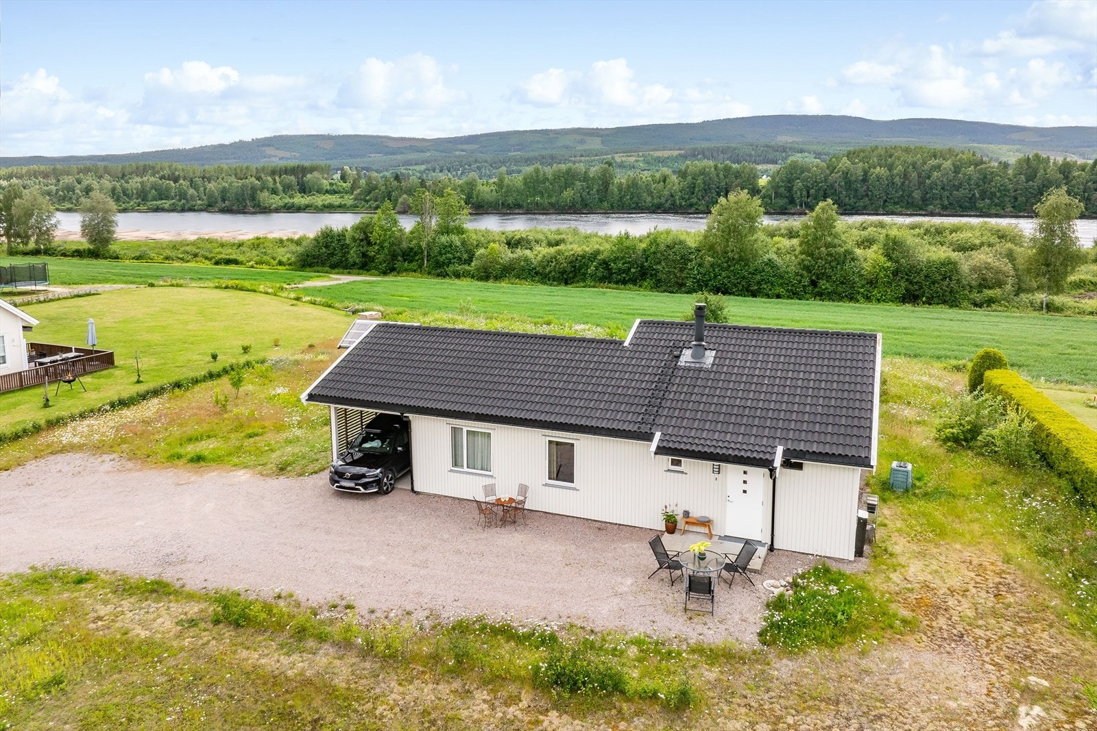 Eiendommen er bebygd med en praktisk enebolig på én flate fra 2017 med inntilbygget carport med elbil-lader og utvendig bod. Galleribilde