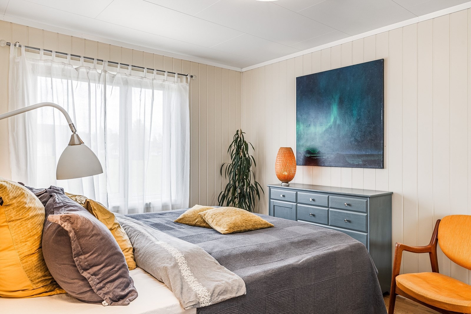 Soverommet har god standard med parkett på gulv, vannbåren gulvvarme og panelplater på veggene malt i en fin lys farge. Galleribilde