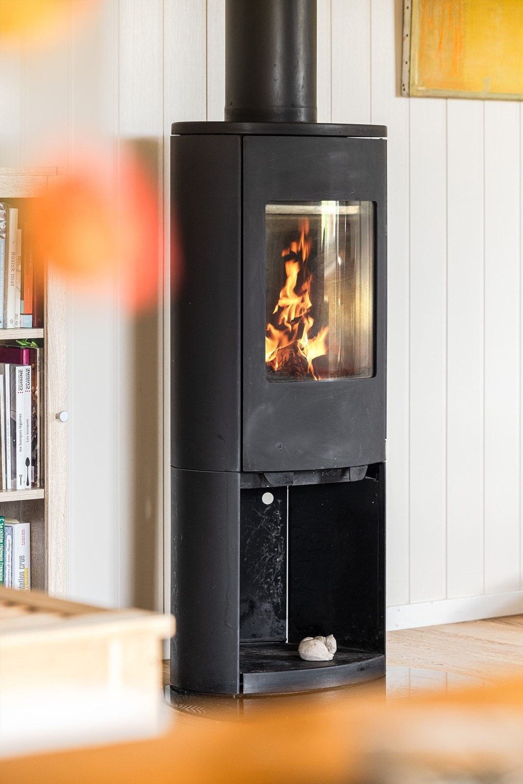 Som et fint midtpunkt i stuen har du en moderne vedovn som varmer godt på kalde høst- og vinterdager, samt bidrar til ekstra hygge. Galleribilde