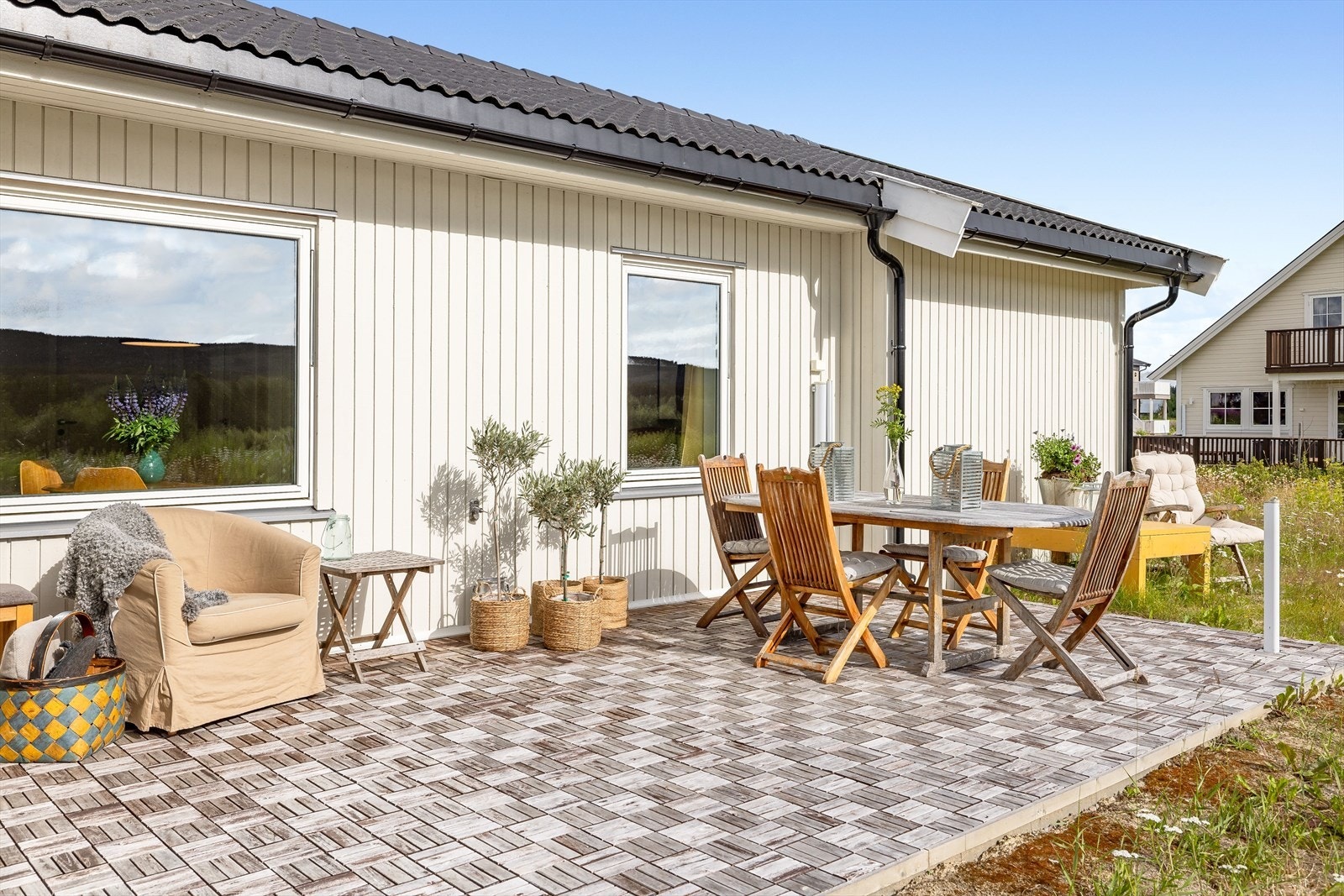 Terrassen har trefliser på gulv og god plass til ulike sittegrupper etter eget ønske og behov. Galleribilde