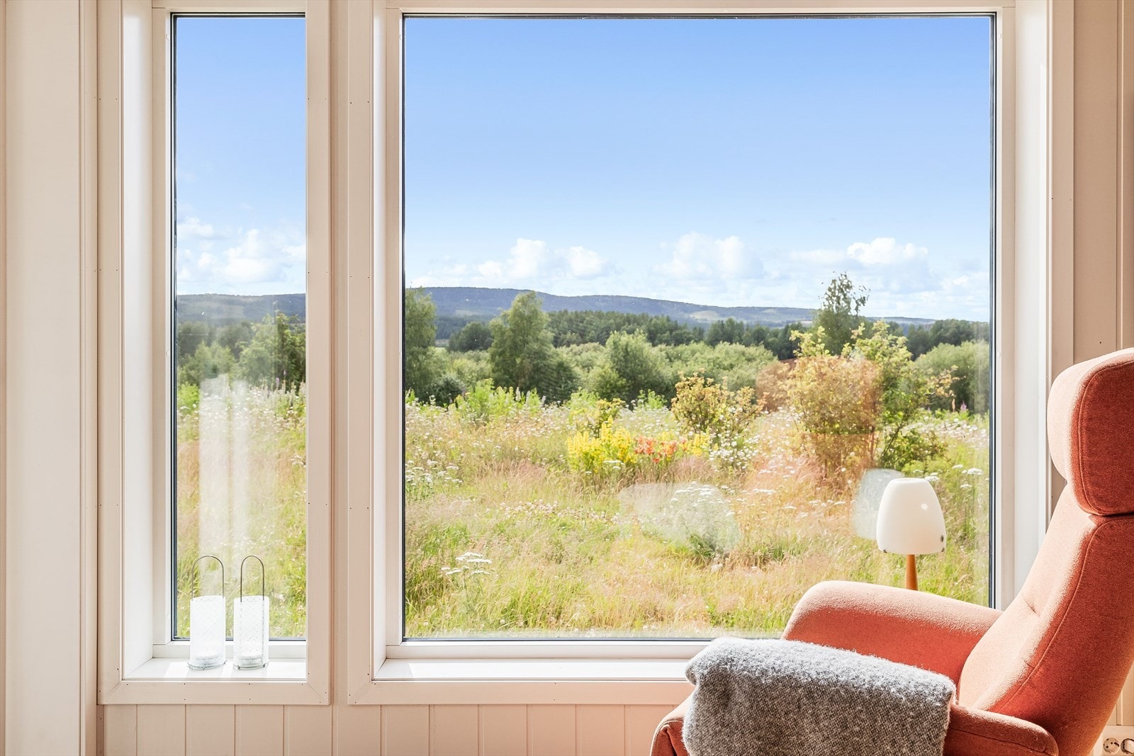 Alle vinduene i boligen har 3-lags isolerglass og brede vinduskarmer for planter og dekor. Galleribilde