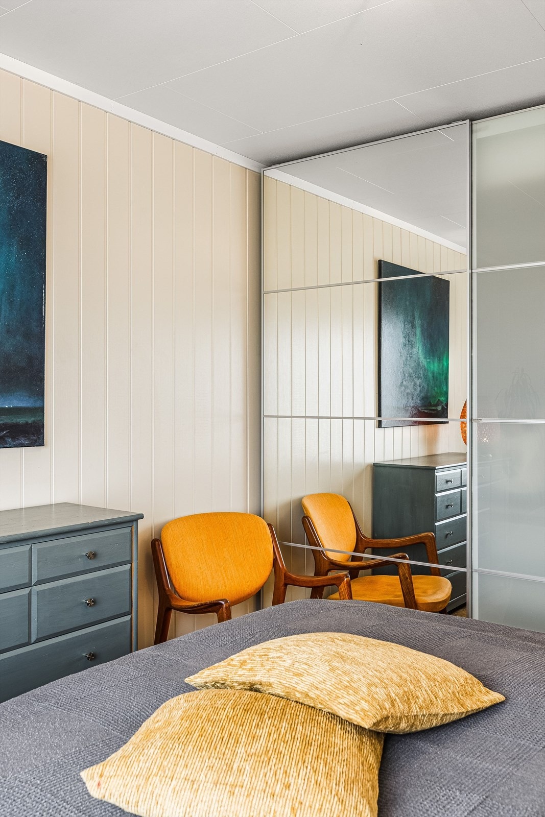 Rikelig med oppbevaringsplass i stor skyvedørsgarderobe. Galleribilde