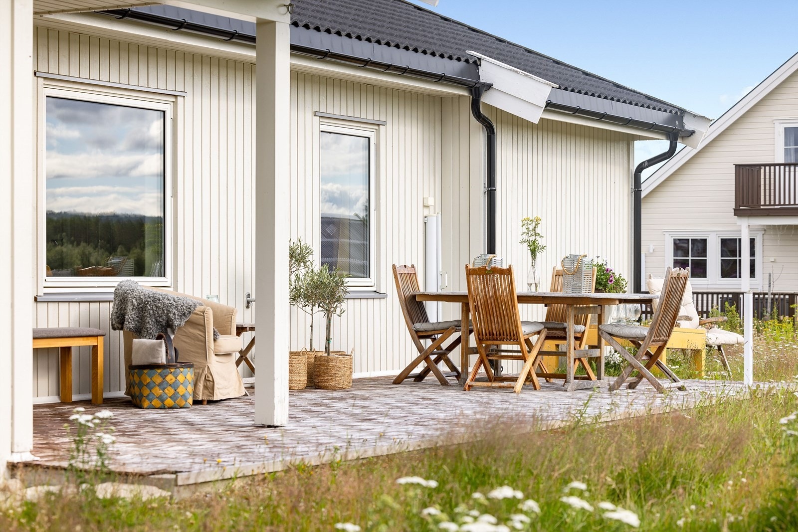 Det er også montert uttrekkbar levegg i enden av terrassen. Galleribilde