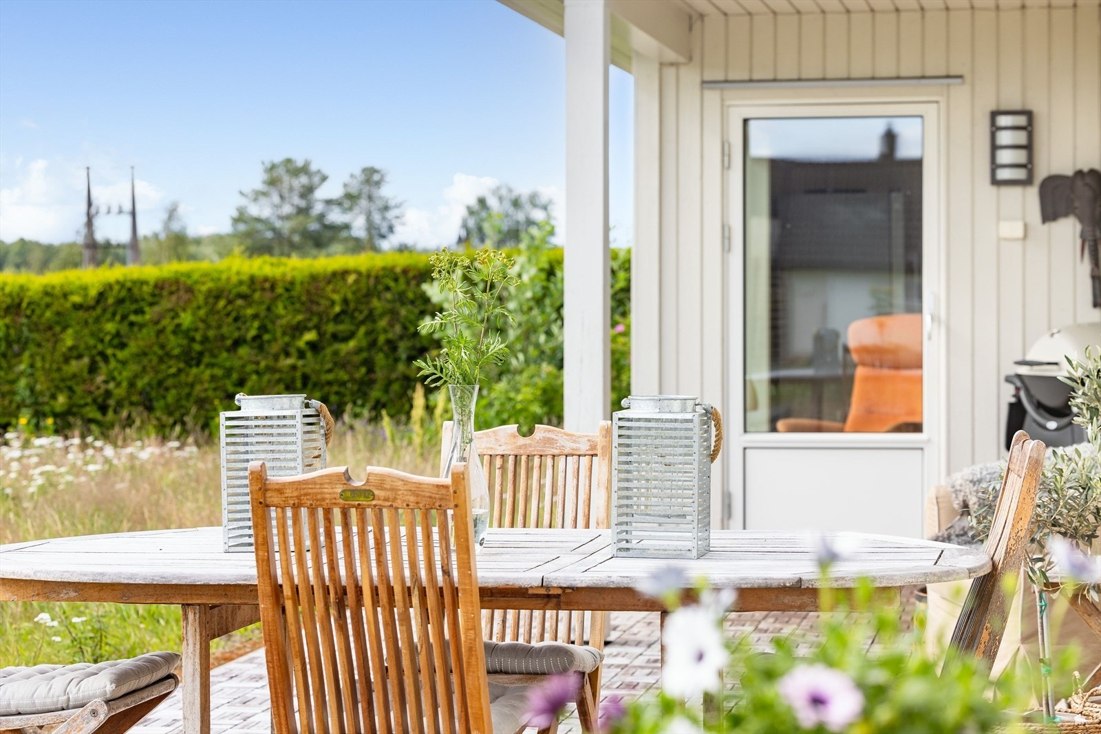Fra spisestuen har du utgang til en solrik og flott sydvestvendt terrasse på ca. 28m². Galleribilde