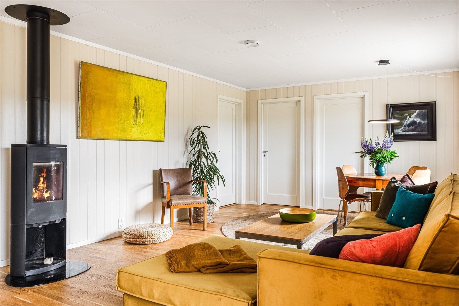 God og moderne standard fra 2017 med parkett på gulv med vannbåren gulvvarme, lyse panelplater på veggene og hovedsakelig skjult elektrisk anlegg. Galleribilde