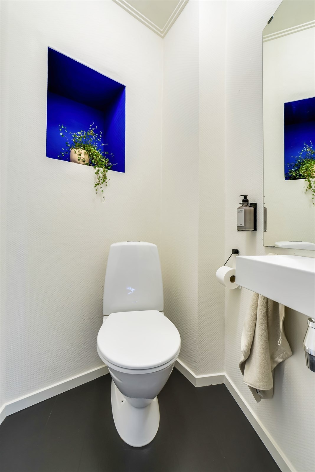 Separat toalettrom som ligger i tilknytning til gangen Galleribilde