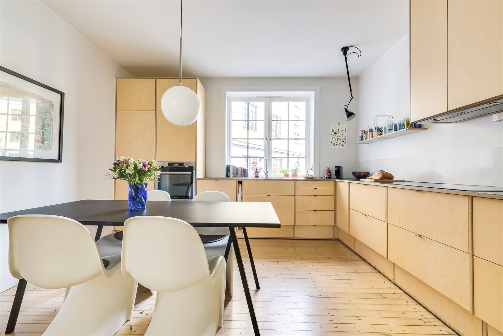 Flott snekkerbygd kjøkken fra 2018 med integrerte hvitevarer Galleribilde