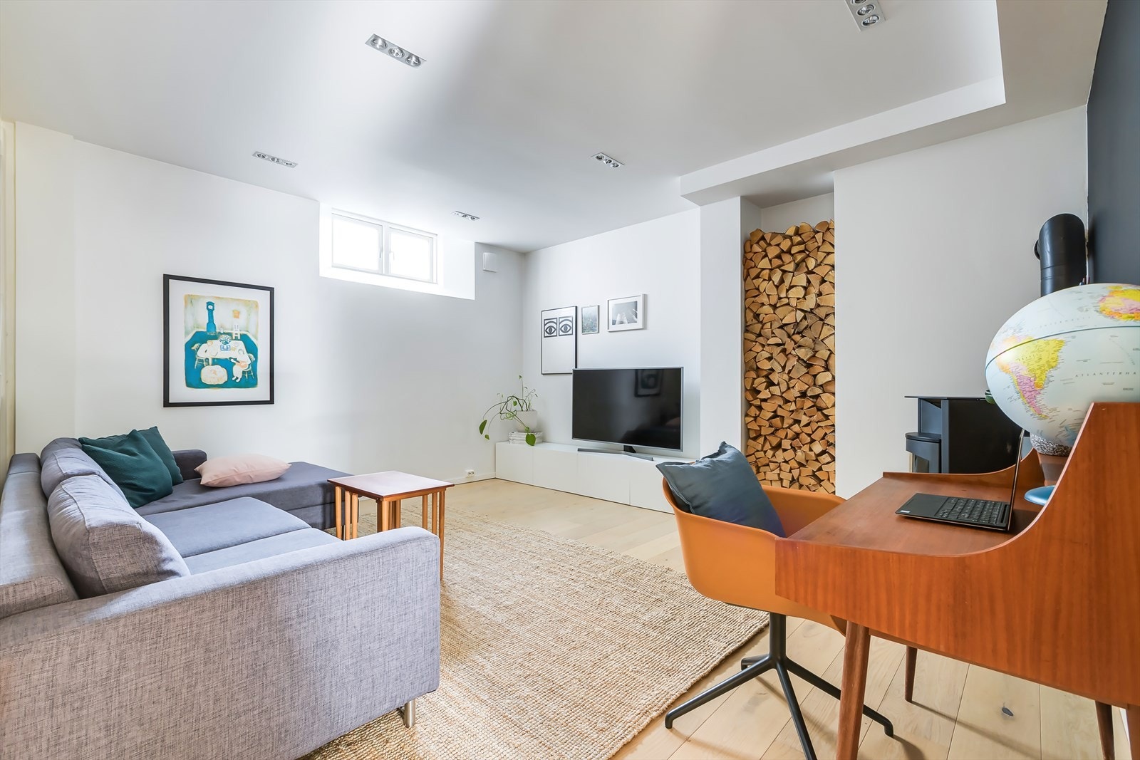 En meget god takhøyde på ca 2,55 m som gjør at underetasjen oppleves luftig Galleribilde